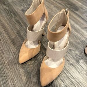 NWOT Tan heels